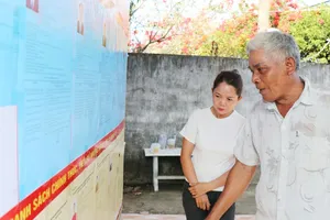 Bí thư Chi bộ ấp Hòa Lạc C, xã Song Lộc Thạch Ly Kô tuyên truyền đến cho bà con cử tri trước ngày bầu cử. Ảnh: TH