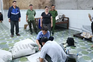 Lực lượng chức năng lấy mẫu giám định