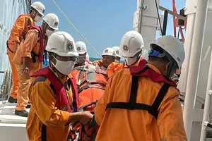 Cấp cứu kịp thời 2 hành khách trên tàu du lịch nước ngoài