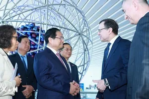 Thủ tướng Phạm Minh Chính tham quan Triển lãm hạt nhân tại Moscow. Ảnh: TTXVN