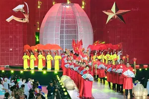 Trình diễn áo dài thuộc khuôn khổ Lễ hội Áo dài TPHCM tại đường đi bộ Nguyễn Huệ 