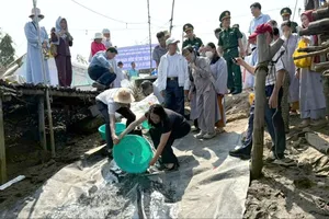 Thả cá tái tạo nguồn lợi thủy sản tại khu vực chân cầu sông Ray (xã Hồ Tràm)