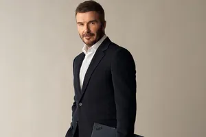 David Beckham cùng sản phẩm của Lenovo.