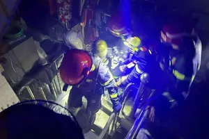 TPHCM: Kịp thời giải cứu 2 người mắc kẹt trong đám cháy nhà 6 tầng