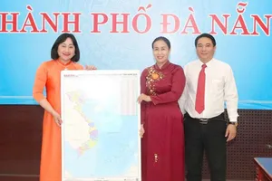 Chương trình "Trao tặng bản đồ đất nước - Tự hào dấu ấn non sông" đến với TP Đà Nẵng