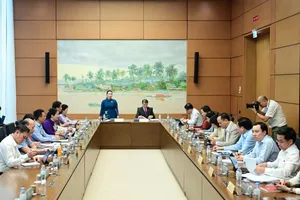 Phiên thảo luận tổ chiều 9-4. Ảnh: ĐỖ TRUNG