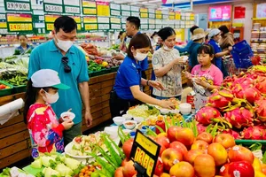 Nhiều người dân lựa chọn mua hàng hoá tại các điểm bán của Saigon Co.op. Ảnh: MINH XUÂN