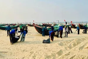 Thanh niên tình nguyện làm sạch môi trường biển tại Hà Tĩnh