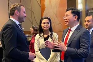 Bộ trưởng Ngoại giao Cộng hòa Estonia Margus Tsahkna (trái) trao đổi với Phó Chủ tịch UBND TPHCM Hoàng Nguyên Dinh. Ảnh: XUÂN HẠNH