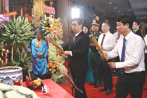 Lãnh đạo TPHCM cùng các đại biểu dâng hương tại Đền Tưởng niệm các Vua Hùng. Ảnh: DŨNG PHƯƠNG