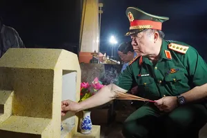 Đại tướng Nguyễn Trọng Nghĩa dâng hương tưởng niệm các anh hùng liệt sĩ ở Gia Lai