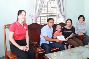 Gia Lai: Trao tiền hỗ trợ đợt 2 cho học sinh mắc bệnh vảy cá bẩm sinh