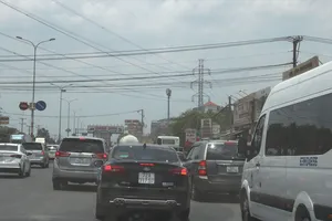 Tháo dỡ xong 2 trạm thu phí, quốc lộ 51 vẫn kẹt cứng dịp nghỉ lễ