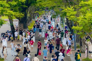 Đông đảo du khách đến Huế tham quan, nghỉ dưỡng trong ngày đầu của kỳ nghỉ lễ 30-4 và 1-5