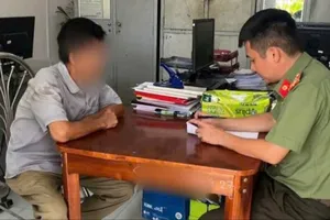 Công an phường Xuân Lộc làm việc với trường hợp bình luận nội dung thông tin sai sự thật trên không gian mạng