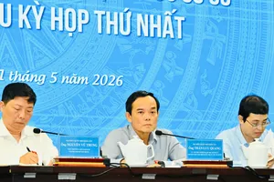 Bí thư Thành ủy TPHCM Trần Lưu Quang cùng các đại biểu Quốc hội tiếp xúc cử tri