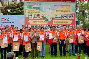 Các tổ tự quản "Đoàn kết – Văn minh – Nghĩa tình" ra mắt tại buổi lễ. Ảnh: THANH HIỀN