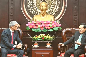 Bí thư Thành ủy TPHCM Trần Lưu Quang tiếp Tổng lãnh sự Cuba tại TPHCM Mauricio Alejandro Martinez Duque. Ảnh: VIỆT DŨNG 