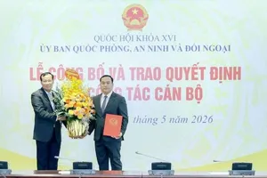 Chủ nhiệm Ủy ban Quốc phòng, An ninh và Đối ngoại Lê Tấn Tới tặng hoa chúc mừng tân Vụ trưởng Vụ Quốc phòng, An ninh và Đối ngoại Nguyễn Văn Khoa Điềm. Ảnh: CẨM HÀ