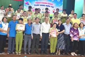 Trao 20 suất học bổng tiếp sức học viên khuyết tật vượt khó 