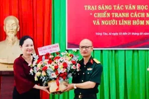 Nhà văn Trịnh Bích Ngân, Chủ tịch Hội Nhà văn TPHCM tặng hoa chúc mừng khai mạc trại sáng tác