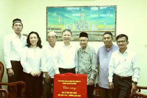 Lãnh đạo TPHCM thăm, chúc mừng Đại lễ Raya Idil Adha tại các thánh đường Hồi giáo 