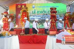 Các đại biểu thực hiện nghi thức khởi công dự án