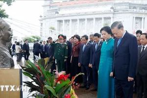 Tổng Bí thư, Chủ tịch nước Tô Lâm dâng hoa tưởng niệm Chủ tịch Hồ Chí Minh tại Singapore