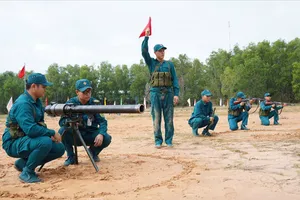 32 khẩu đội tranh tài pháo binh toàn năng dân quân tự vệ