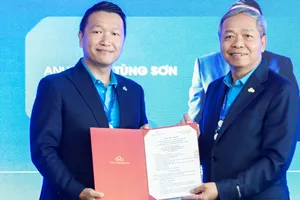 Chủ tịch CMC Nguyễn Trung Chính (trái) trao quyết định bổ nhiệm Tổng Giám đốc Tập đoàn cho ông Đặng Tùng Sơn
