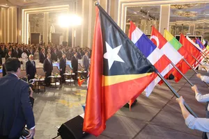 Thủ tướng Lê Minh Hưng và các đại biểu thực hiện nghi thức chào cờ ASEAN, sáng 9-6. Ảnh: QUANG PHÚC