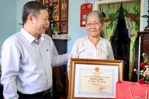 Trưởng Ban Tuyên giáo và Dân vận Thành ủy TPHCM thăm, chúc thọ nữ thương binh tròn 90 tuổi 