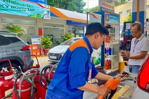 Người dân đổ xăng E10 tại cây xăng Petrolimex trên đường Phạm Hồng Thái, phường Bến Thành, TPHCM. Ảnh: HOÀNG HÙNG