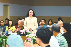 Bà Lê Hoàng Anh, Cục trưởng Cục Thương mại điện tử và Kinh tế số trao đổi thông tin tại hội thảo