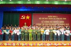 Đại biểu tặng hoa, chúc mừng 68 Tiểu đội Dân quân thường trực