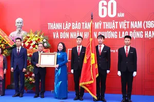 Thay mặt lãnh đạo Đảng, Nhà nước, Phó Chủ tịch nước Võ Thị Ánh Xuân trao Huân chương Lao động hạng ba cho Bảo tàng Mỹ thuật Việt Nam. Ảnh: VIỆT HÙNG