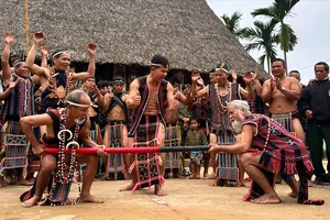 Lễ hội Nhập làng của người Cơtu. Ảnh: NGUYỄN CƯỜNG