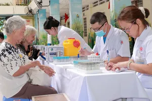 Khám sức khỏe định kỳ cho người dân: Nơi làm tốt, chỗ còn chậm