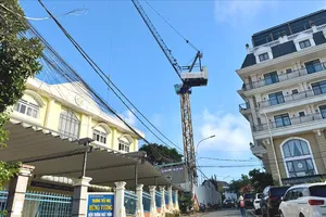 Bất an về cần trục tháp gần trường học