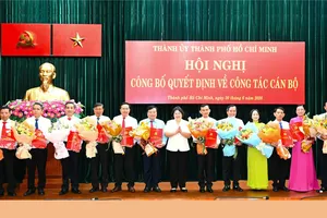 Phó Bí thư Thành ủy TPHCM Văn Thị Bạch Tuyết trao quyết định cán bộ