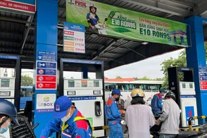 Khách đổ xăng E10 tại cây xăng PVOIL thuộc phường Tân Sơn Hòa, TPHCM. Ảnh: THI HỒNG