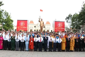 Tổng Bí thư, Chủ tịch nước Tô Lâm cùng Đoàn đại biểu dâng hoa Chủ tịch Hồ Chí Minh. Ảnh: NGÔ BÌNH