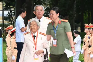 Hướng dẫn đại biểu vào Hội trường Thống nhất. Ảnh: VIỆT DŨNG