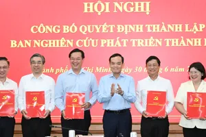 Bí thư Thành ủy, Trưởng Ban Nghiên cứu phát triển TPHCM Trần Lưu Quang trao quyết định đến các đồng chí Phó Trưởng Ban Nghiên cứu phát triển TPHCM
