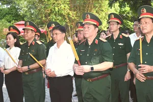 Đại tướng Nguyễn Trọng Nghĩa dâng hương tưởng niệm cố Tổng Bí thư Trần Phú và các Anh hùng liệt sĩ