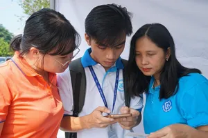 Chuyên viên BHXH TPHCM tư vấn chính sách BHXH, BHYT đến sinh viên