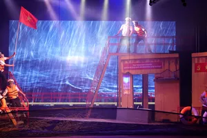 Sáng đèn vở cải lương “San hô đỏ” mừng 50 năm Thành phố mang tên Bác
