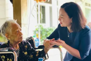 Đồng chí Trương Thị Bích Hạnh thăm, tri ân Mẹ Việt Nam Anh hùng