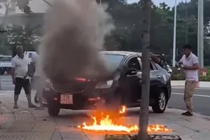 Ô tô đang dừng sửa bên đường bất ngờ bốc cháy