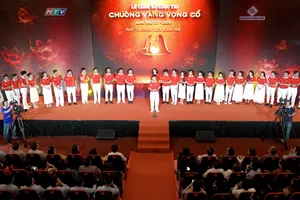 32 thí sinh thi tài trong vòng Tuyển chọn, giới thiệu bản thân tại lễ công bố Cuộc thi "Chuông vàng Vọng cổ lần thứ 21 - năm 2026". Ảnh: THÚY BÌNH